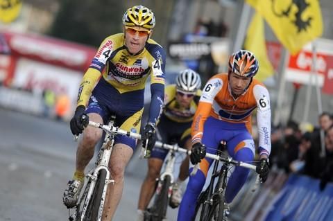 Klaas Vantornout (Sunweb-Projob Cycling Team) outsprints Gerben de Knegt (Rabobank) for eighth place.