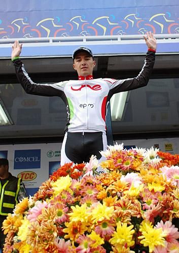 Juan Pablo Suarez (Equipo Une) on the podium.