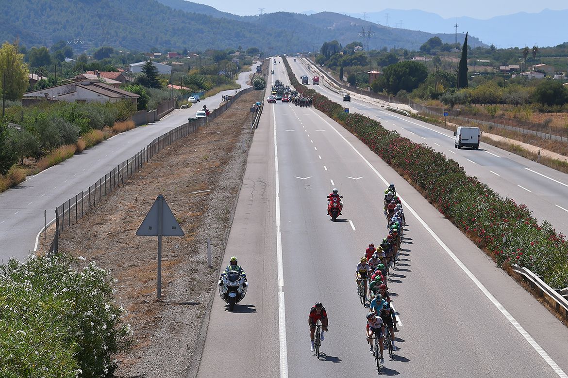 The large breakaway opens up the gap to the peloton