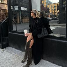 @fredrika_ekerot winter outfit all black with suede knee boots