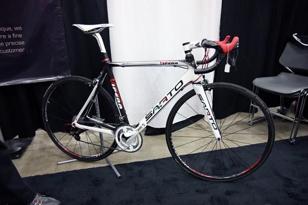 Sarto's Vipera was striking in red, white, and black.