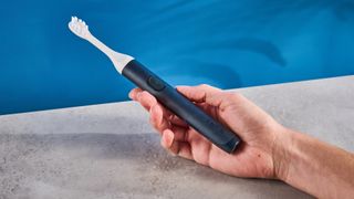 the suri core 1.0 toothbrush with cornstarch and castor oil heads and a biocircular plastic body