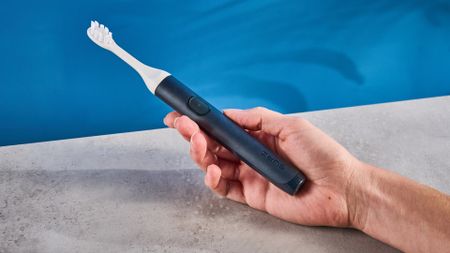 the suri core 1.0 toothbrush with cornstarch and castor oil heads and a biocircular plastic body
