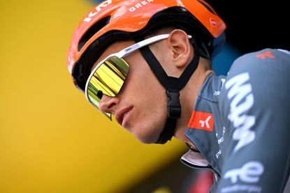 Oscar Onley in an orange helmet