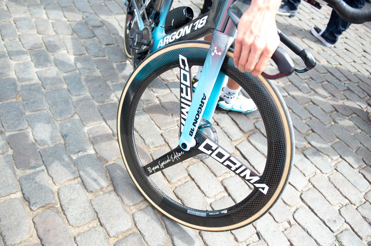 Astana use tri-spoke front wheels from French brand Corima