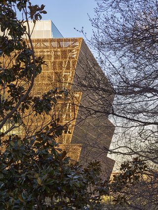 Wrapping the upper levels is a filigreed ’corona’, the signature design element of the museum, its form inspired by the tiered crowns found in Yoruban sculpture