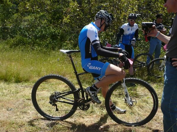 Carl Decker (Giant) with his new prototype 29er full suspension