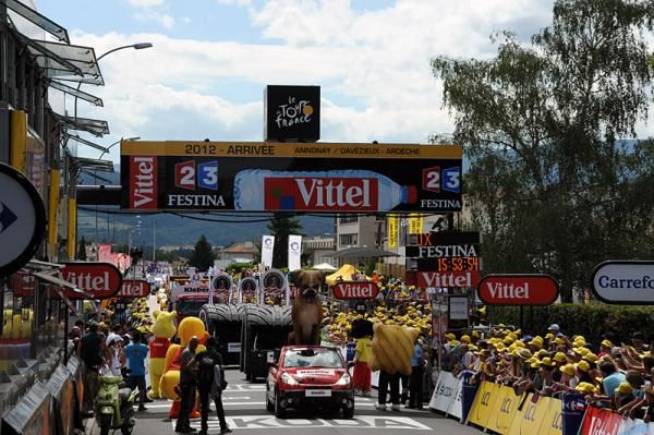 The publicity caravan arrives at the finish in Annonay Dav&eacute;zieux.