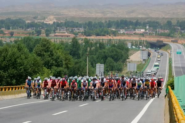 The peleton rolls out of Xining and was in no hurry as it passed the 30km mark.