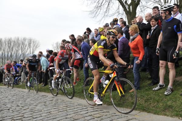 Tom Boonen (Quick Step) leads Matti Breschel (Saxo Bank) on the Patersberg.