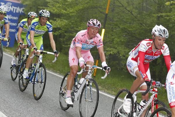 Alexandre Vinokourov (Astana) spent the day in the maglia rosa.