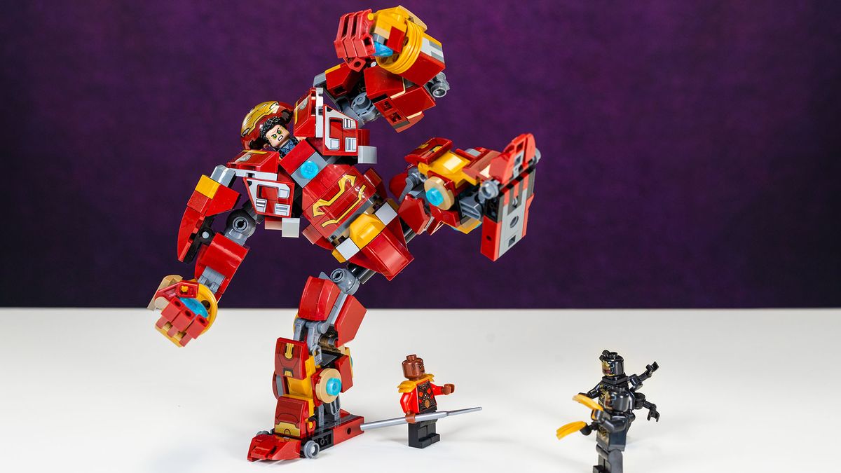 Lego Marvel Hulkbuster attempting to stomp on a pair of Outriders.