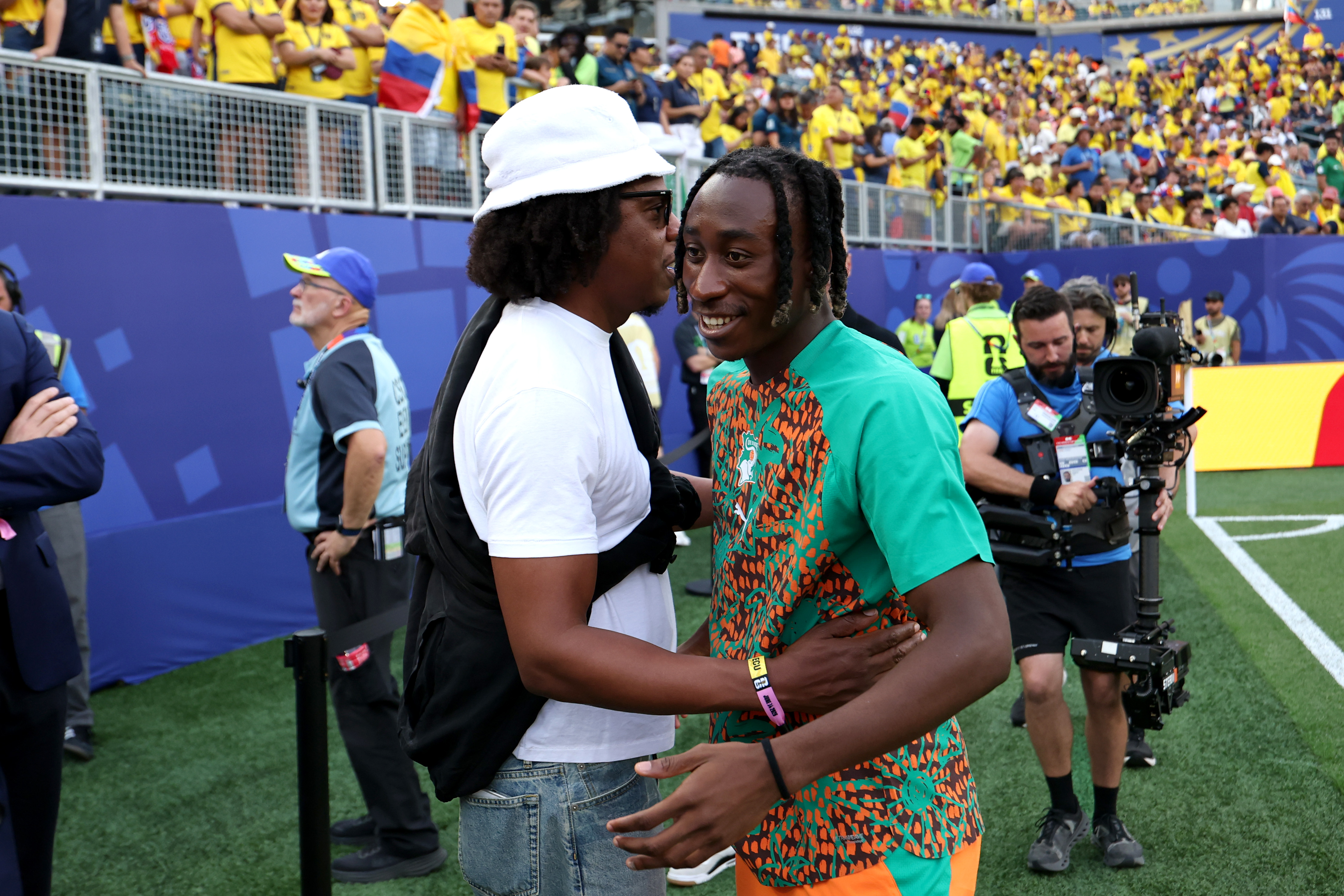 PHILADELPHIA, PENNSYLVANIA - JUNE 14: Yan Diomande #11 of Cote d&amp;amp;apos;Ivoire greets Jay-Z before the FIFA World Cup 2026 Group E match between Cote D&amp;amp;apos;Ivoire and Ecuador at Philadelphia Stadium on