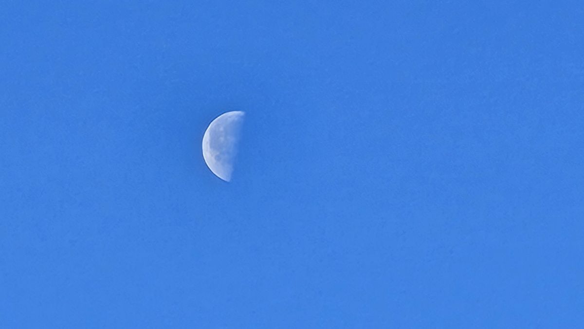 Samsung Galaxy S23 photo moon