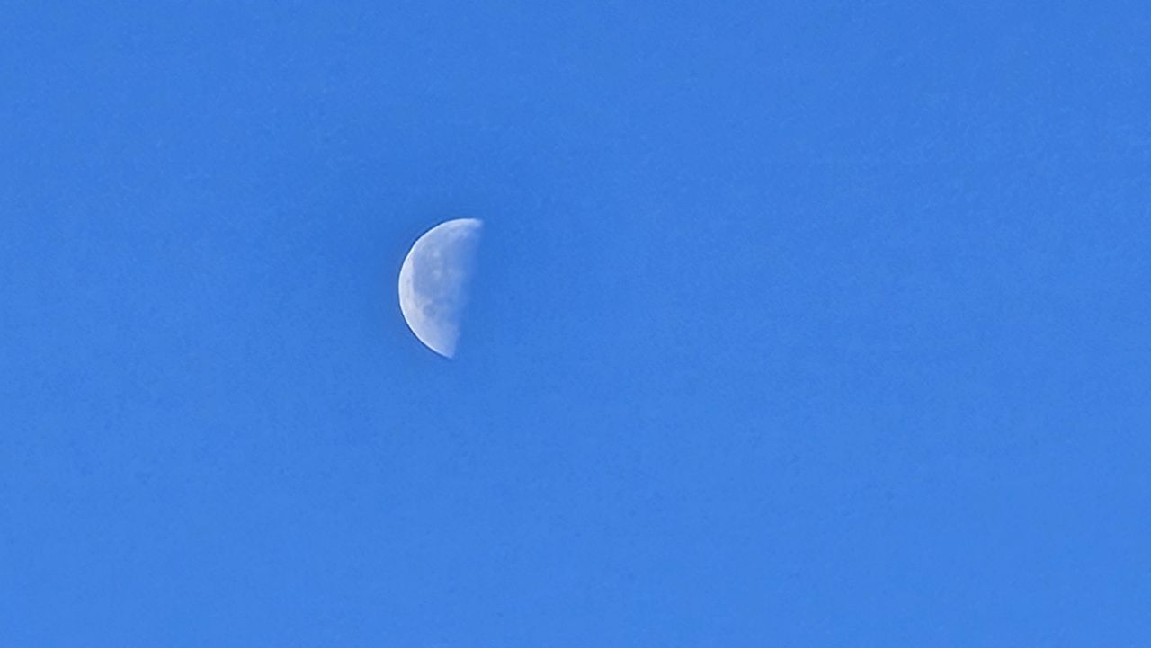 Samsung Galaxy S23 photo moon