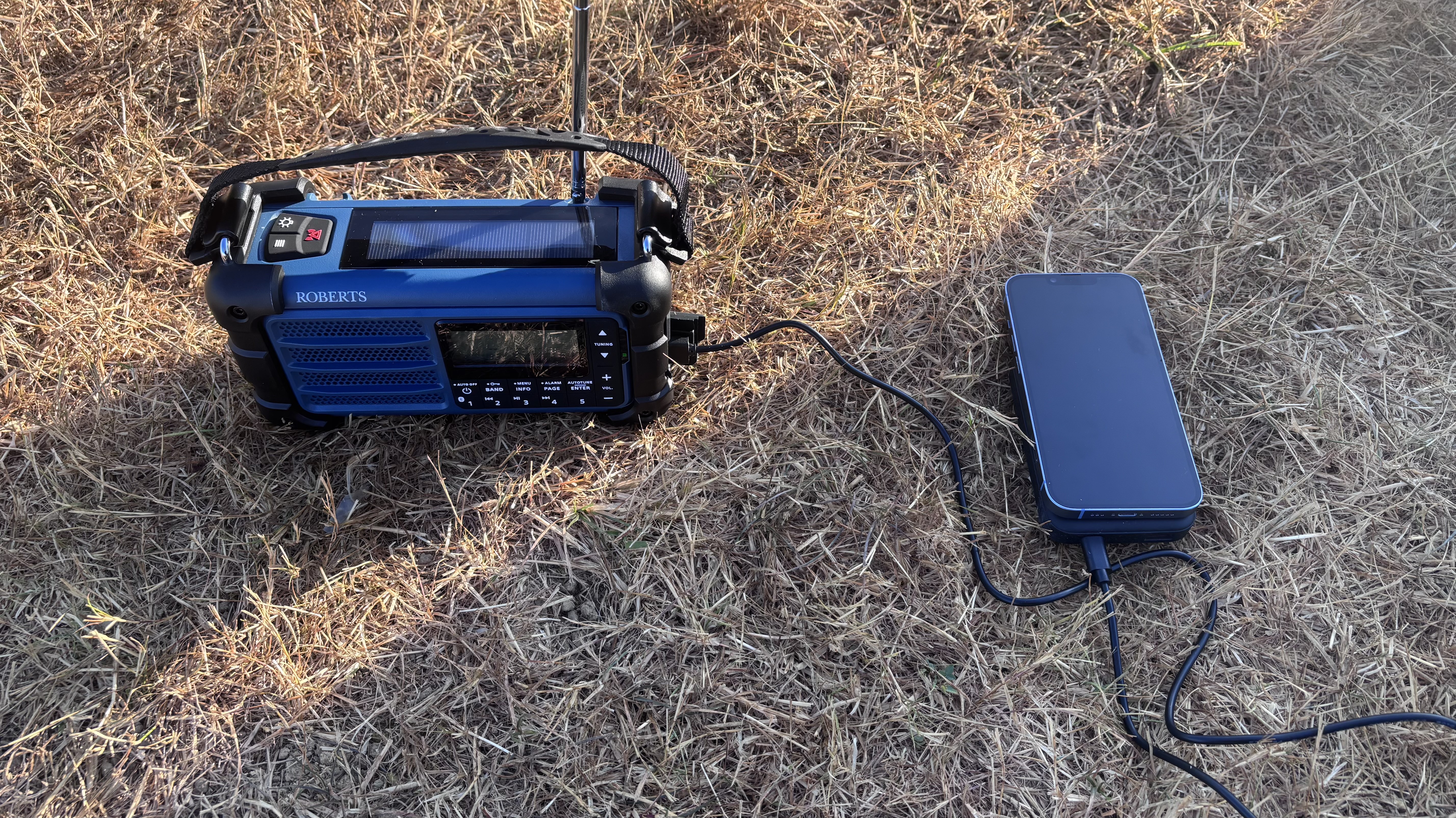 Roberts SolarDAB99 charging mobile