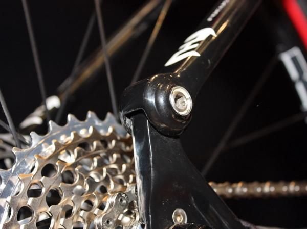Angular contact ceramic bushings are installed inside the dropout pivots for better stiffness relative to conventional radial cartridge ball bearings.