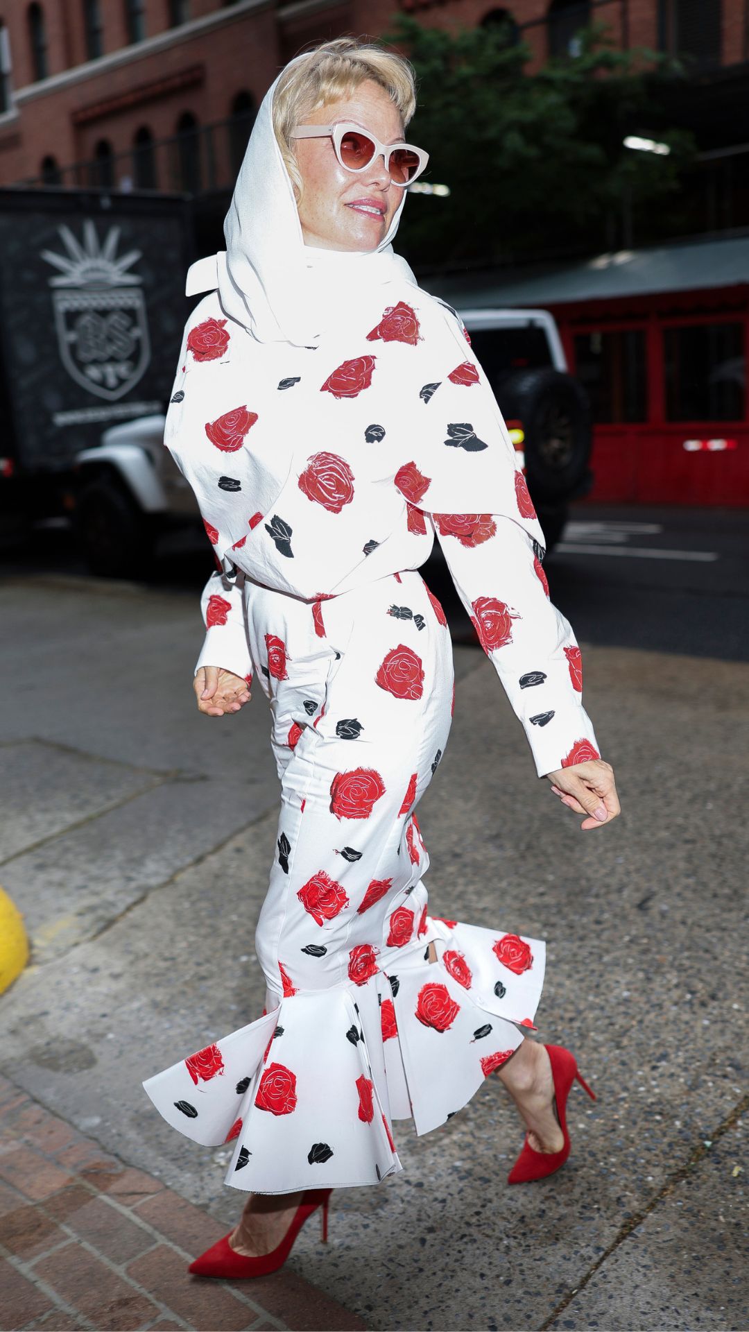 PAMELA ANDERSON WEARING A WHITE AND RED PRINTED DRESS