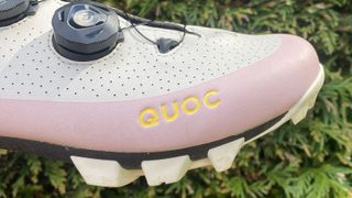 Zoom in on QUOC logo on QUOC Gran Tourer XC shoe