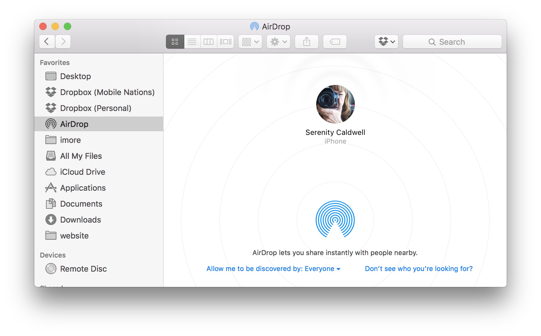 So verwenden Sie AirDrop zum Übertragen von Fotos von Ihrem Mac auf das iPhone oder iPad, indem Sie die folgenden Schritte anzeigen: Öffnen Sie den Finder auf Ihrem Mac und klicken Sie dann in der Seitenleiste auf AirDrop.  Ihr iPhone oder iPad sollte dort angezeigt werden.