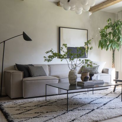 A living room with the Swyft Model 03 modular sofa in grey and a Berber-style rug