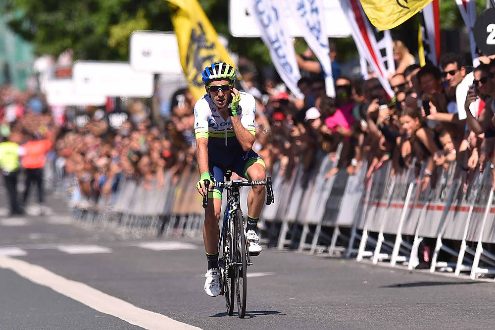 Adam Yates (Orica-GreenEdge) is trying to communicate with his DS in the team car