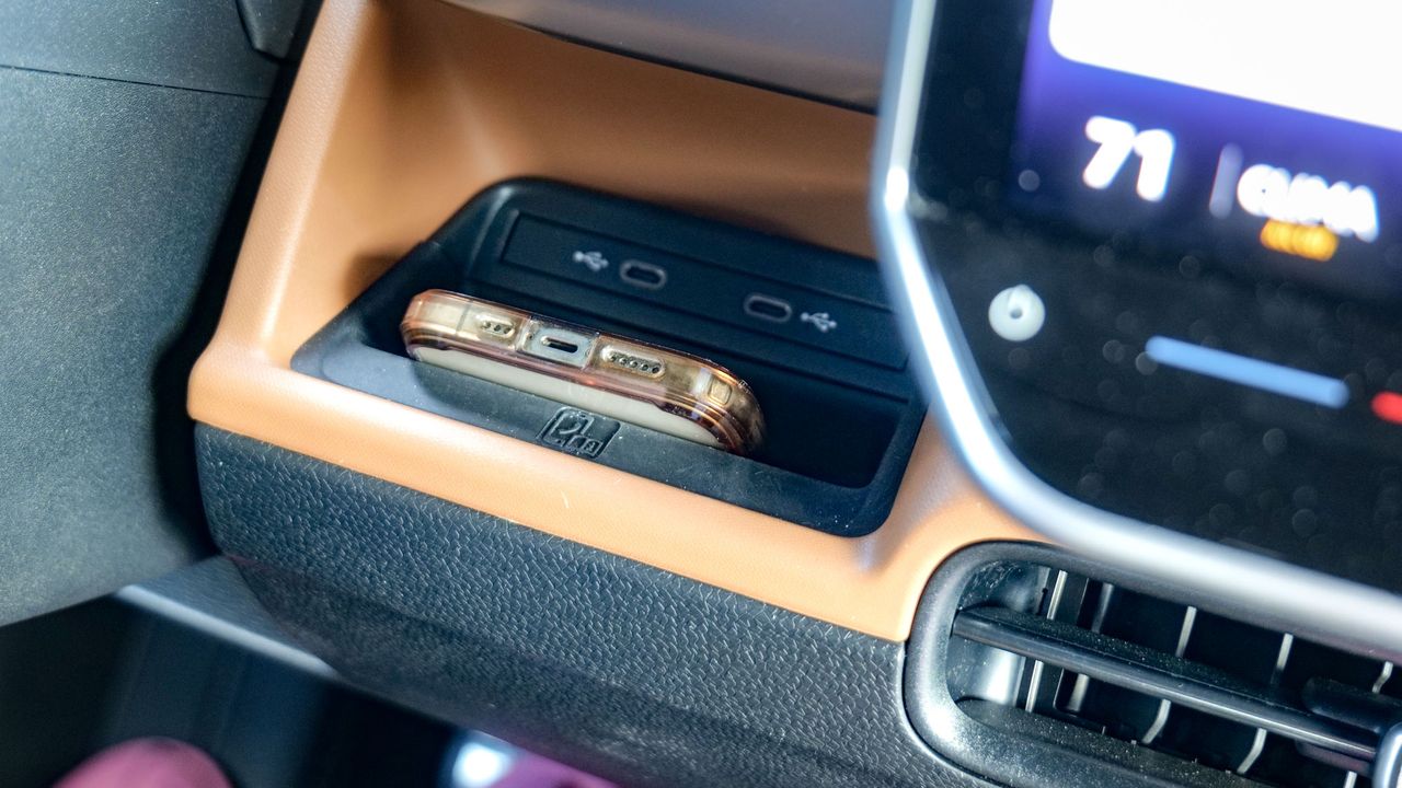 2025 Volkswagen ID. Buzz Pro S Plus 4MOTION test drive.