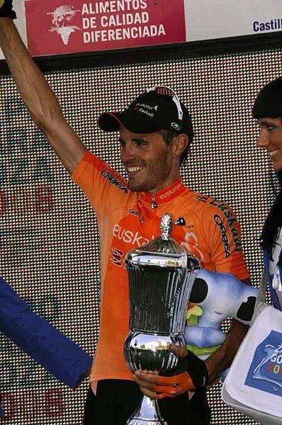 Sammy Sanchez (Euskaltel-Euskadi) gets a trophy for the mantle