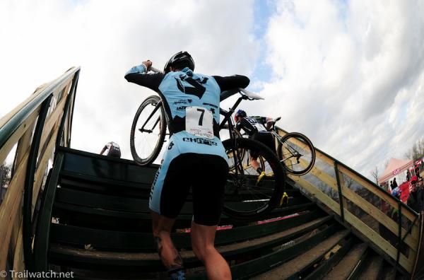 Ben Berden (Ops Ale-Stoemper) climbing the stairs in fifth place