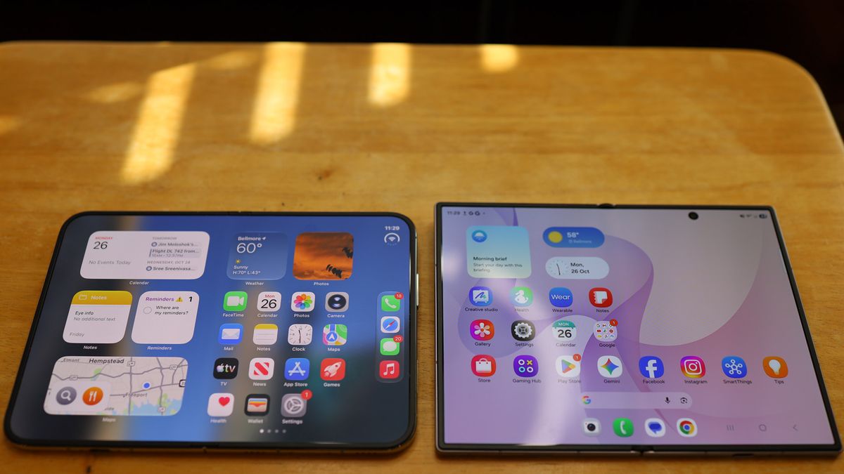 iPhone Duo vs Samsung Galaxy Z Fold 8