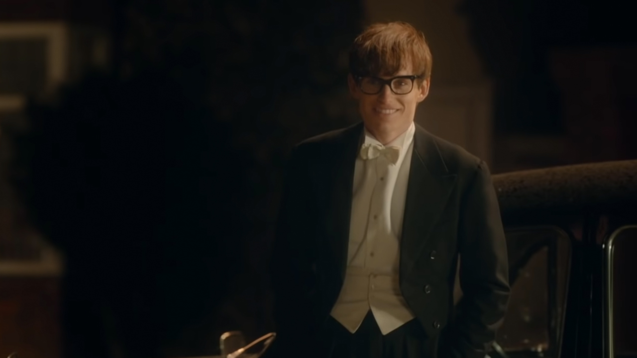 Eddie Redmayne wearing a suit as Stepehn Hawking in The Theory Of Everything