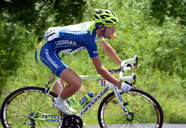 Vincenzo Nibali (Liquigas - Cannondale) balances eating and riding