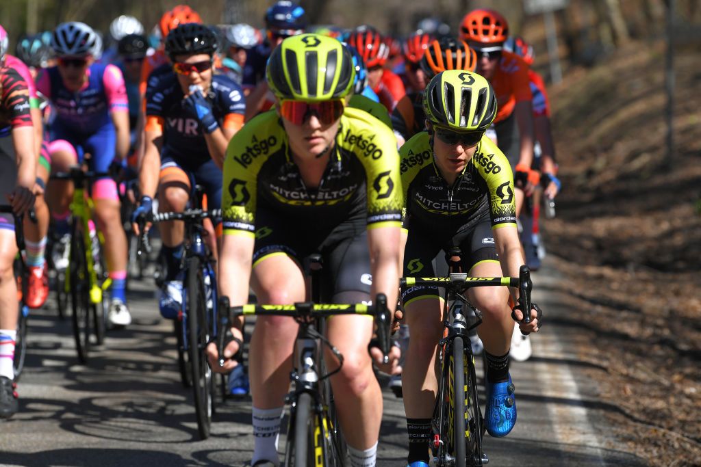 Amanda Spratt stays safe in the peloton