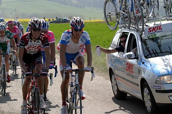 Floris Goesinnen (Skil-Shimano) about to be offered a drink from his team car.