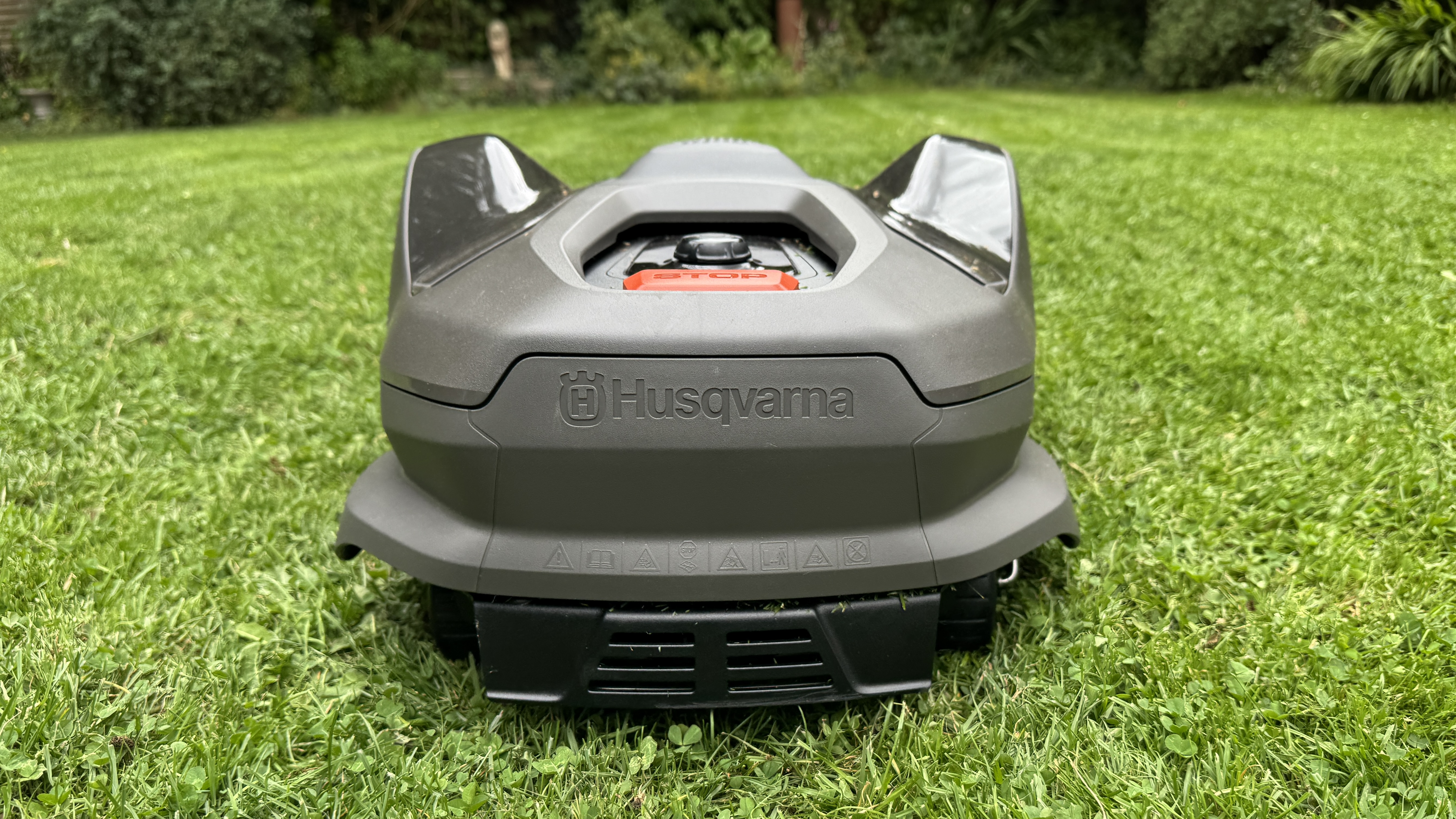 Husqvarna Automower 305E NERA on tester&#039;s lawn