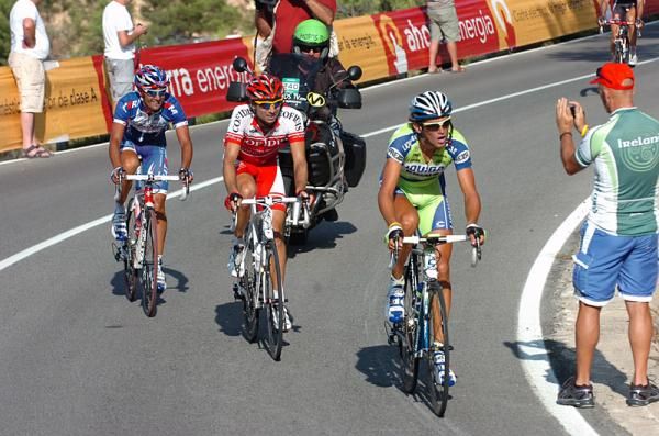 Giampaolo Caruso (Katusha), David Moncoutie (Cofidis) and Roman Kreuziger (Liquigas - Doimo) have attacked their breakaway companions.