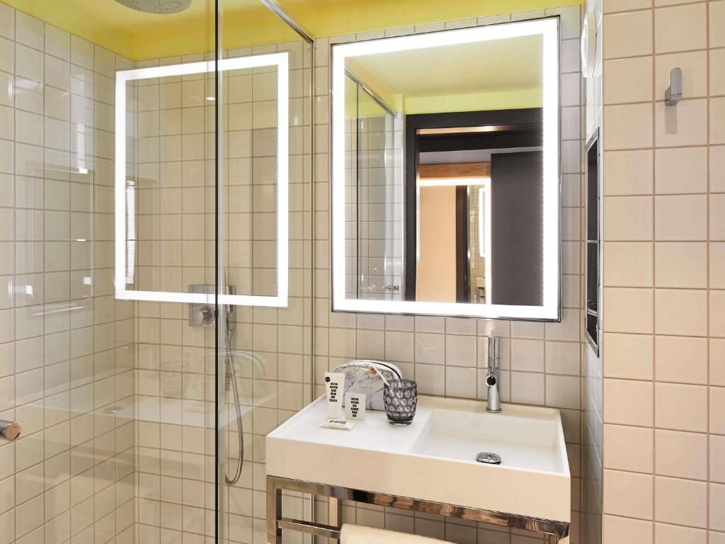 An ensuite bathroom at Mama Shelter London Shoreditch