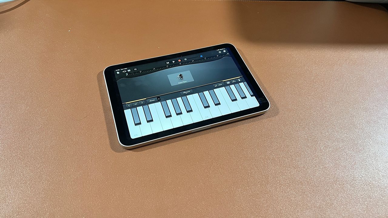 Close up images of the iPad Mini (2021) tablet