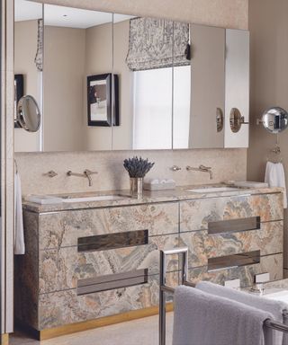 Double bathroom vanity in marbled finish
