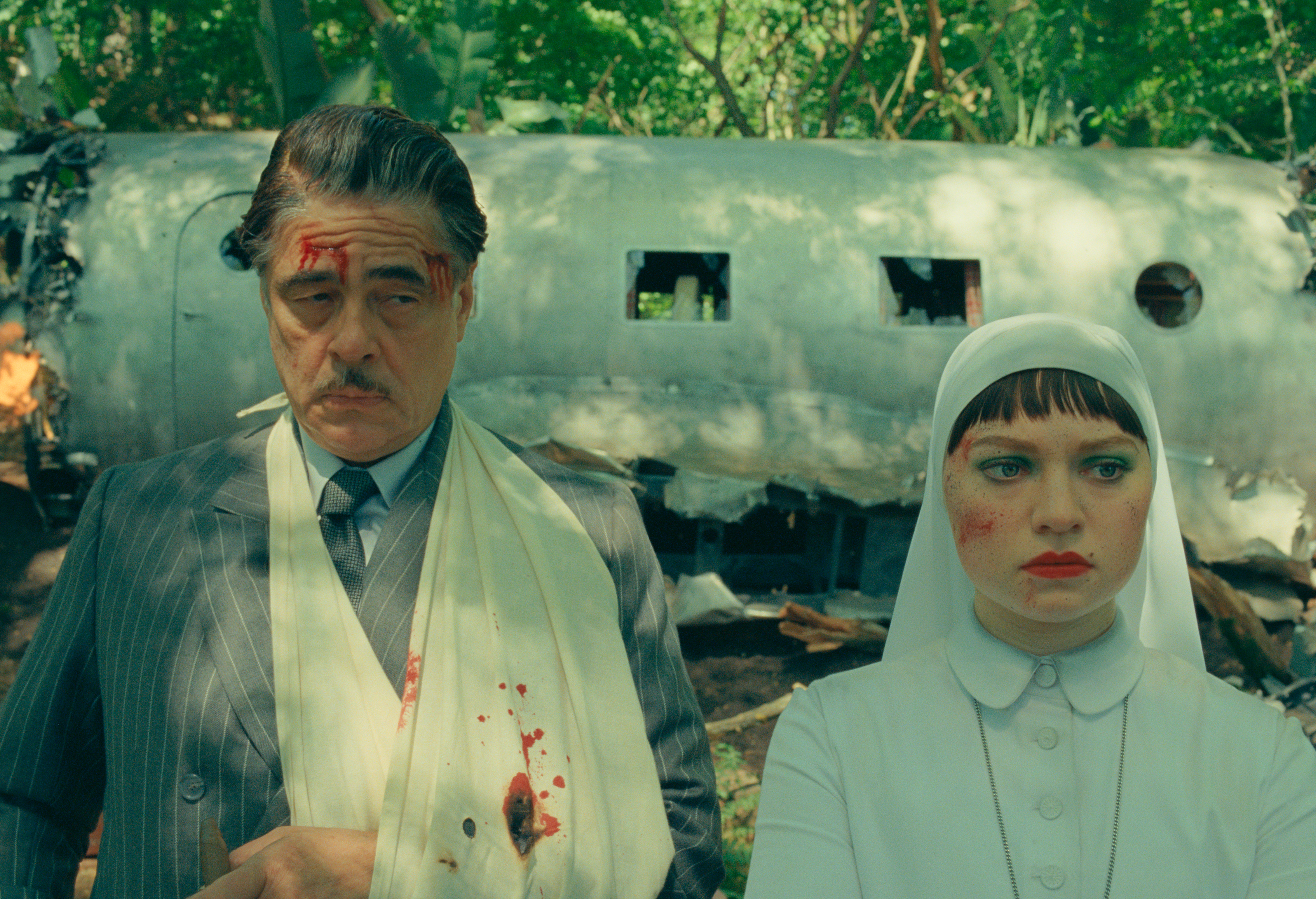 benicio del toro as zsa zsa korda and mia threapleton as liesl after they survived a plane crash in the phoenician scheme