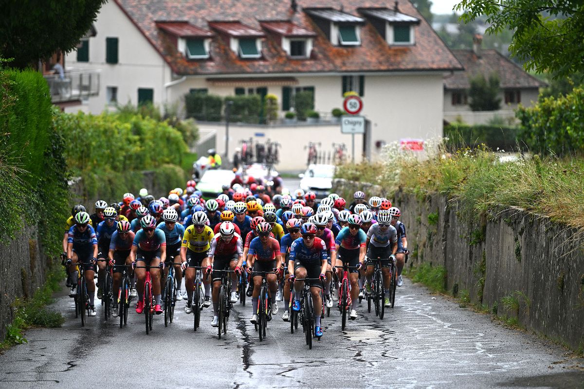 The peloton on stage 3 of the Tour de Romandie Feminin