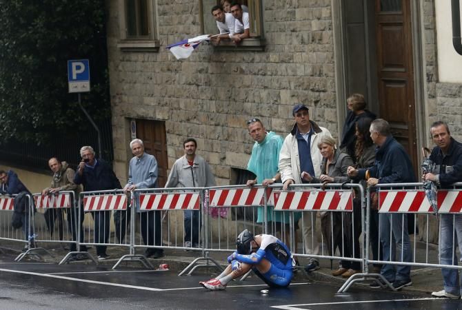 Vincenzo Nibali's (Italy) hope for the rainbow jersey on hoem soil ended with a last lap crash