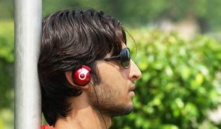 earphones-teen-100824-02