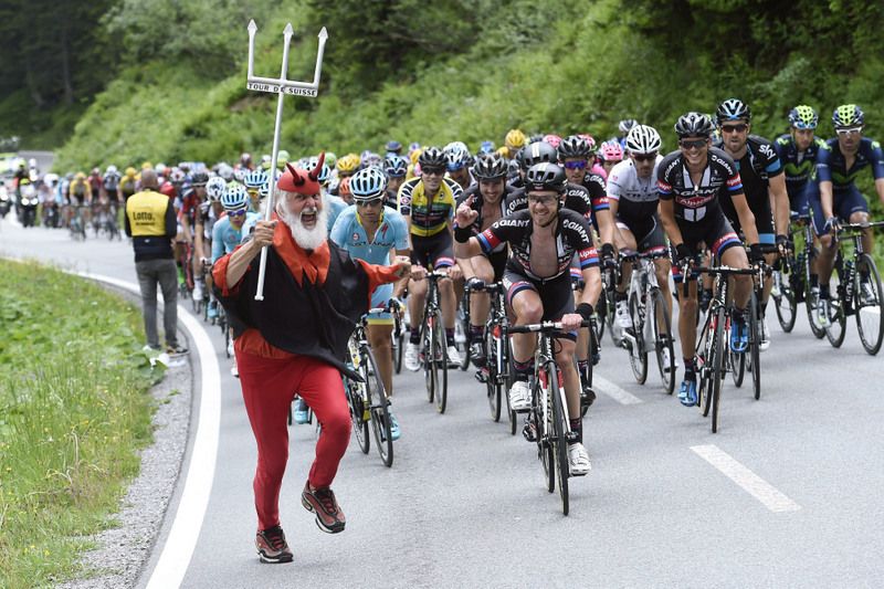 Johannes Fr&ouml;hlinger having fun with Didi the Devil on the climb