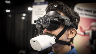 Shiftall Mutalk Privatsphärenmikrofon an Mann mit VR-Ausrüstung