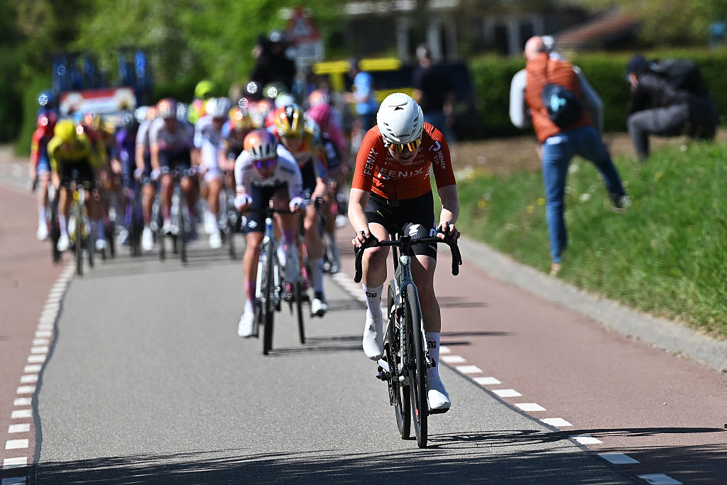 Puck Pieterse se separa del frente del pelotón durante la Amstel Gold Race femenina 2026