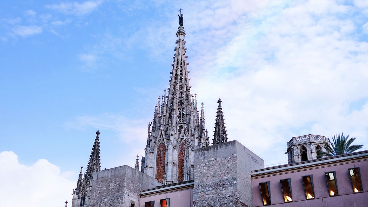 Images of the Catedral de Barcelona, shot on the Xiaomi 14 and edited using the on-device AI photo editor