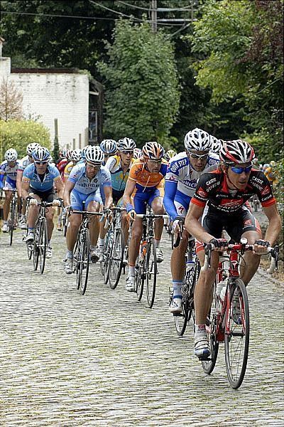 Jose Ivan Gutierrez (Caisse d'Epargne) leads the chase.