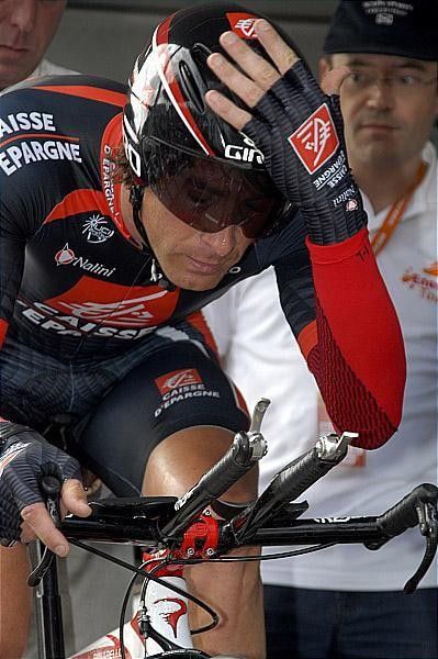 A last minute adjustment to the helmet for Jos&eacute; Iv&aacute;n Gutierrez (Caisse d'Epargne)