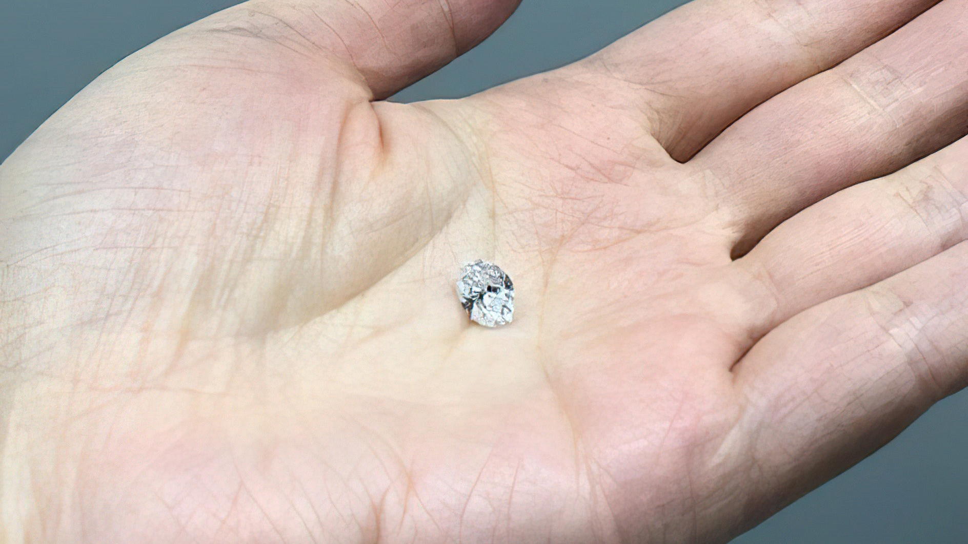 Insluitsels in deze diamant van 1,5 karaat bevatten sporen van mineralen die zich in de onderste mantel hebben gevormd.